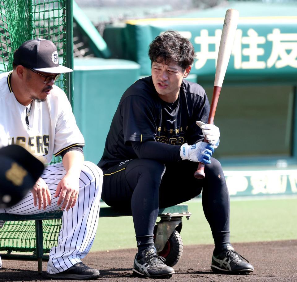 小谷野チーフ打撃コーチ（左）と談笑する坂本（撮影・立川洋一郎）