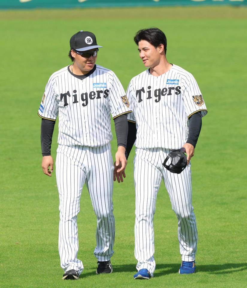 大山（左）と談笑する栄枝（撮影・立川洋一郎）