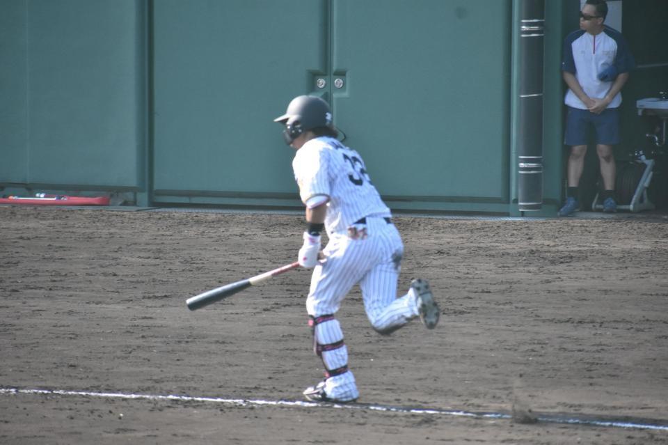 ７回、右前打を放つ浜田