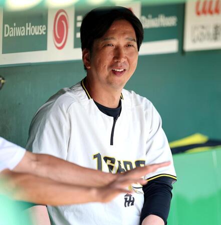 練習を見守る藤川監督（撮影・山口登）