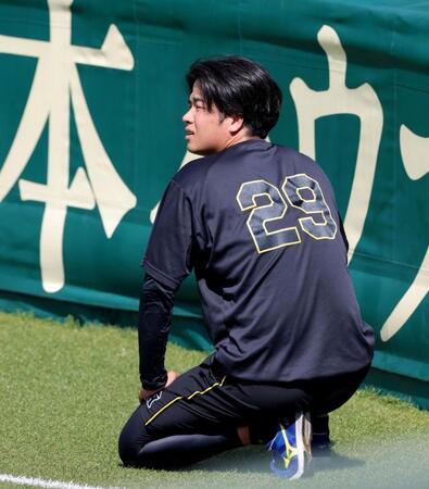 登板へ向けて調整する高橋（撮影・立川洋一郎）