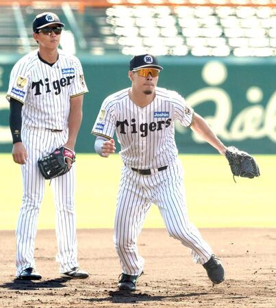 　ノックを受ける佐藤輝。左は立石（撮影・山口登）