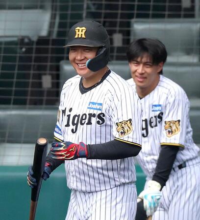 　フリー打撃で笑顔を見せる大山（撮影・立川洋一郎）