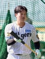 ＣＳに向け調整する伏見（撮影・山口登）