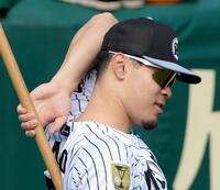 練習前にストレッチをする佐藤輝（撮影・立川洋一郎）