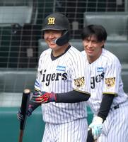 　フリー打撃で笑顔を見せる大山（撮影・立川洋一郎）