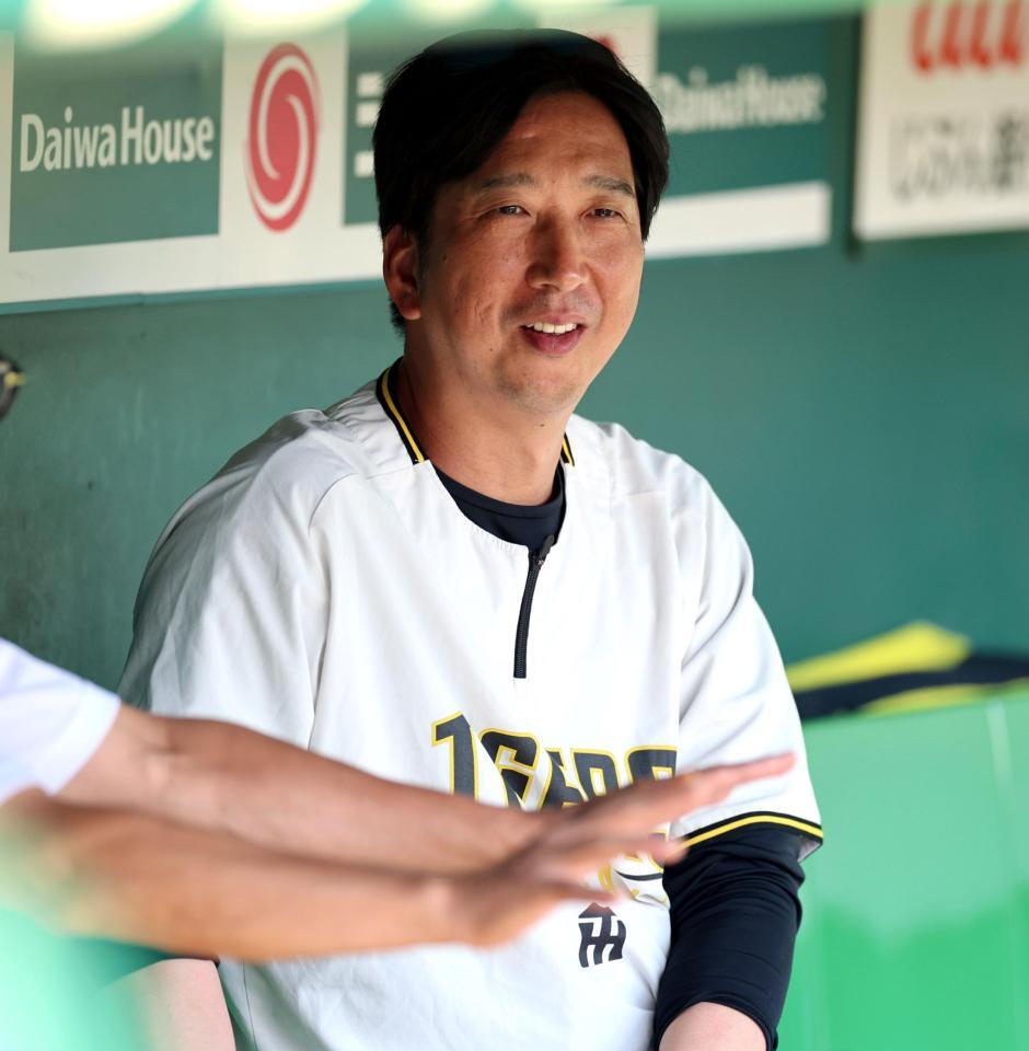 練習を見守る藤川監督（撮影・山口登）