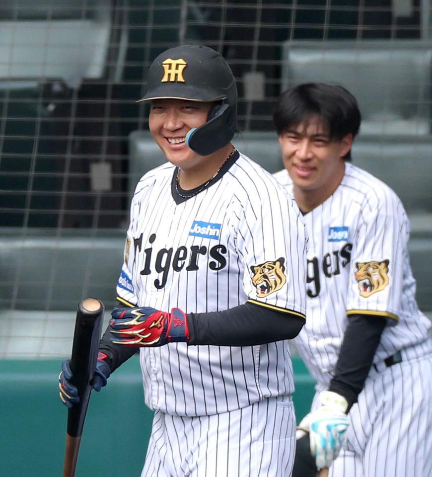 　フリー打撃で笑顔を見せる大山（撮影・立川洋一郎）