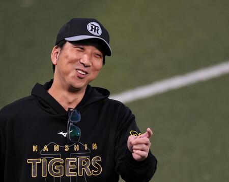 練習を見守る藤川監督（撮影・田中太一）