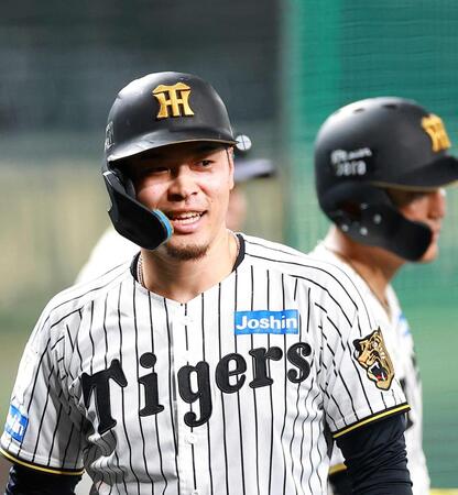 　練習の合間に笑顔を見せる佐藤輝（撮影・西田忠信）