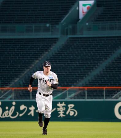 ウオーミングアップをする佐藤輝（撮影・西田忠信）