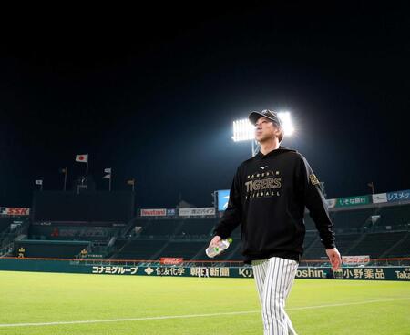 　練習を見守る藤川監督（撮影・西田忠信）