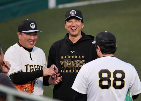 コーチ陣と話をする阪神・藤川球児監督＝甲子園（撮影・田中太一）