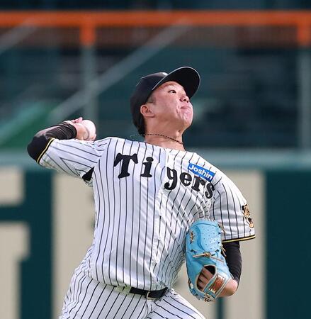 力強くキャッチボールをする村上（撮影・西田忠信）