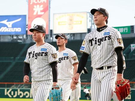 グラウンドを移動する（左から）村上、伊藤将、才木（撮影・西田忠信）