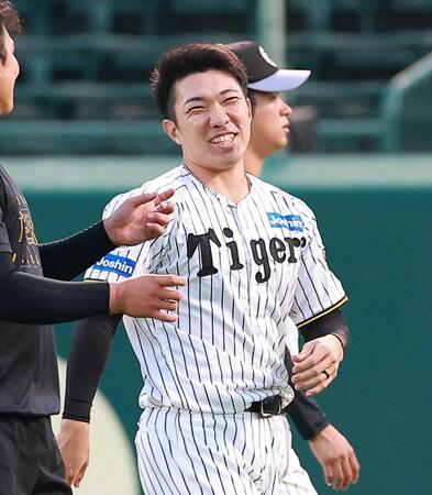 　笑顔を見せる石井（撮影・西田忠信）