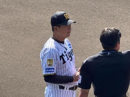メンバー表交換をする平田２軍監督