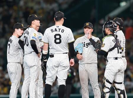 １回、先制点許しマウンドに集まる村上らナイン（撮影・西田忠信）