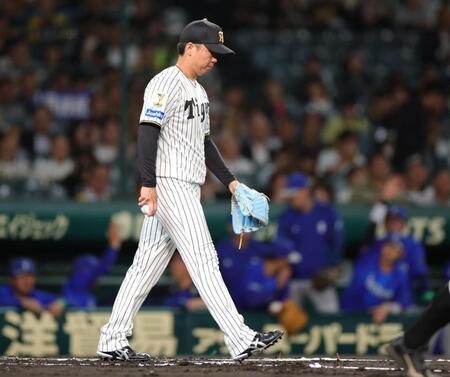 １回、宮﨑に先制適時打を浴び、ガックリの村上（撮影・坂部計介）