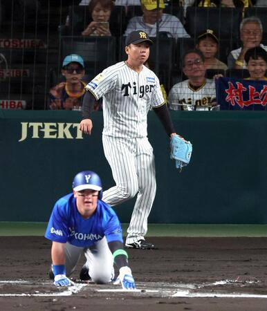１回、村上は宮崎に左前打を許し二塁走者の牧が生還する（撮影・山口登）