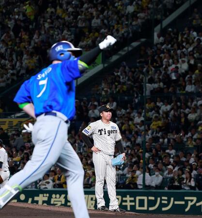 ６回、佐野（手前）にソロを浴びた村上（撮影・西田忠信）