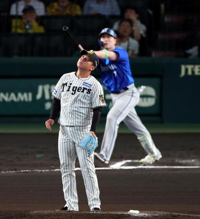 ６回、村上は佐野にソロを許す（撮影・山口登）