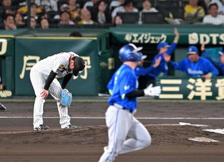 ６回、佐野にソロを打たれ、うなだれる村上（撮影・飯室逸平）