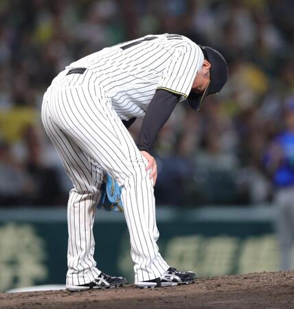 ６回、佐野に本塁打を浴び、ガックリの村上（撮影・坂部計介）