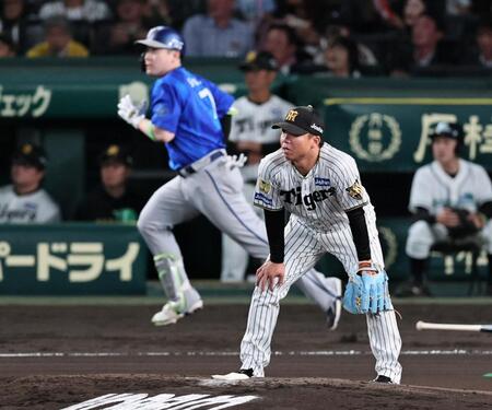 ６回、佐野にソロを許す村上（撮影・田中太一）