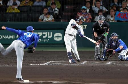 ６回、空振り三振に倒れる木浪（撮影・山口登）