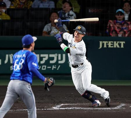 ６回、空振り三振に倒れる阪神・木浪（撮影・山口登）