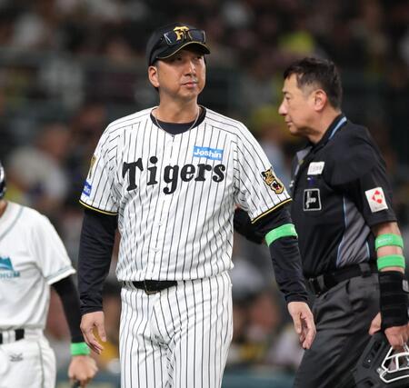 ７回、選手交代を告げた阪神・藤川球児監督（撮影・坂部計介）