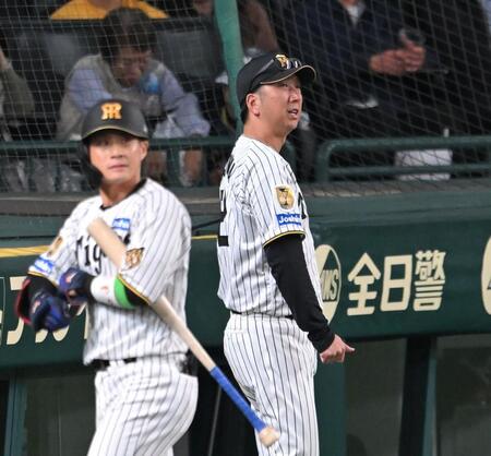 選手交代のためベンチを出る阪神・藤川球児監督＝甲子園（撮影・飯室逸平）