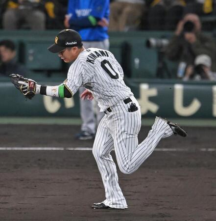 ７回、松尾の打球を後逸する木浪（撮影・飯室逸平）