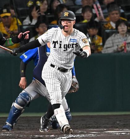 ８回、自打球があたり、声を上げる佐藤輝（撮影・飯室逸平）
