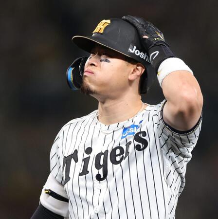 ８回、右飛に倒れ、口惜しそうな表情を見せる佐藤輝（撮影・坂部計介）