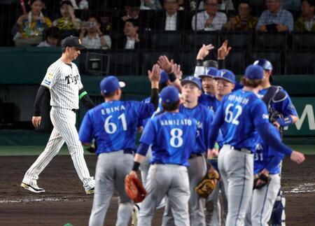 ＤｅＮＡに完封で敗れ、整列に向かう藤川監督（撮影・山口登）