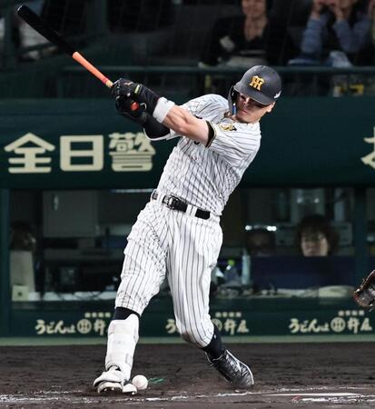 ８回、自打球を当てる佐藤輝（撮影・田中太一）