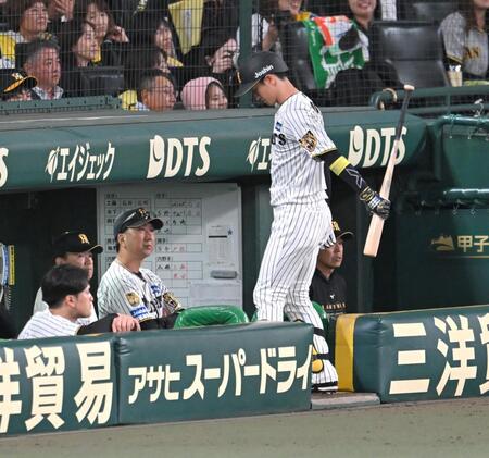 ７回、近本（手前）が空振り三振に倒れ、ベンチで厳しい表情の藤児監督（撮影・飯室逸平）