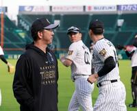 グラウンドに姿を見せる藤川監督（撮影・西田忠信）