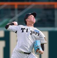 力強くキャッチボールをする村上（撮影・西田忠信）
