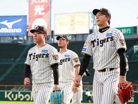 グラウンドを移動する（左から）村上、伊藤将、才木（撮影・西田忠信）
