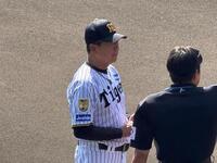 メンバー表交換をする平田２軍監督