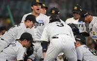 円陣で声だしをする中野（左）＝撮影・坂部計介
