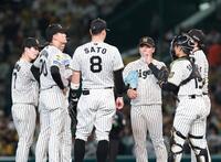 １回、先制点許しマウンドに集まる村上らナイン（撮影・西田忠信）
