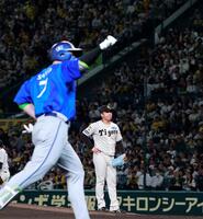 ６回、佐野（手前）にソロを浴びた村上（撮影・西田忠信）