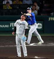 ６回、村上は佐野にソロを許す（撮影・山口登）