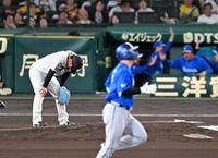 ６回、佐野にソロを打たれ、うなだれる村上（撮影・飯室逸平）