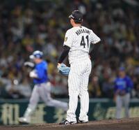 ６回表ＤｅＮＡ２死、ＤｅＮＡ・佐野恵太に本塁打を浴び、ガックリの阪神・村上頌樹（撮影・坂部計介）
