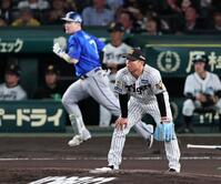 ６回、佐野にソロを許す村上（撮影・田中太一）
